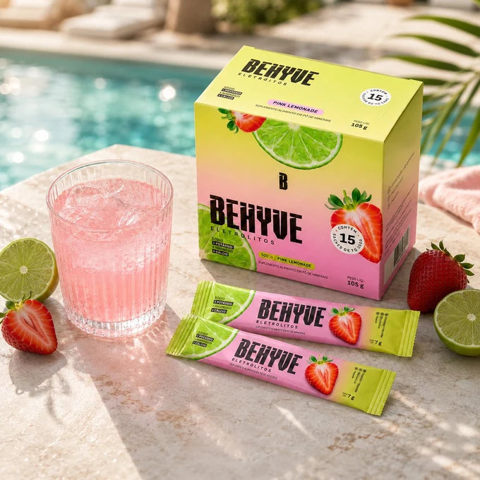 Bebida BEHYVE em dia de calor à beira da piscina